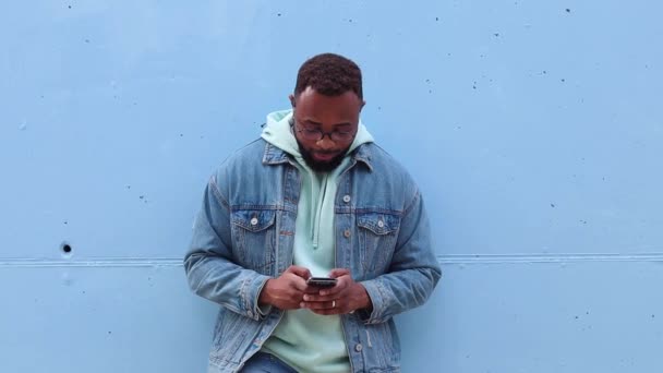 Adulto Hipster Barbudo Hombre Afroamericano Traje Casual Gafas Navegación Smartphone — Vídeos de Stock