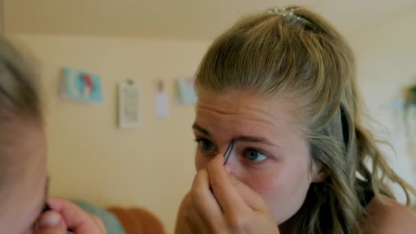 Mujer Joven Ropa Casual Pie Frente Espejo Arrancando Las Cejas — Vídeo de stock