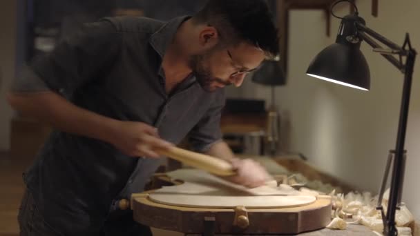 Artesanato Focado Óculos Sentado Bancada Fazendo Novo Violino — Vídeo de Stock
