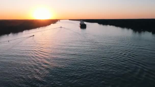 Von Oben Frachtschiff Überquert Den Parana Fluss Argentinien Bei Sonnenuntergang — Stockvideo
