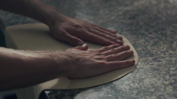 부엌에서 피자를 준비하는 무명의 남자가 대리석 위에서 반죽을 — 비디오