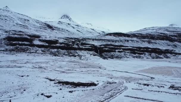 Εκπληκτική Θέα Drone Χιονισμένο Βουνό Καταρράκτη Που Βρίσκεται Κατά Συννεφιασμένο — Αρχείο Βίντεο