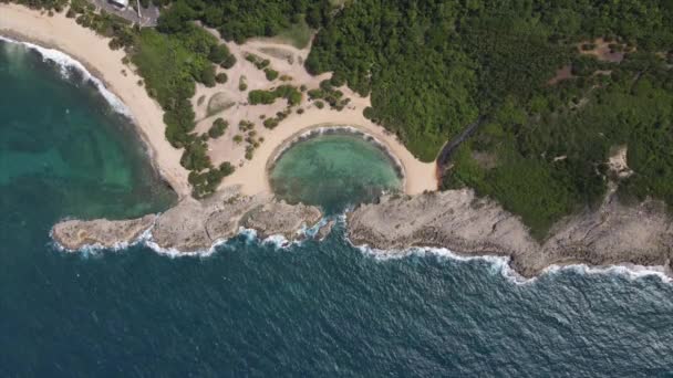 Vista Aérea Playa Tropical Arena Playa Mar Chiquita Costa Rocosa — Vídeos de Stock
