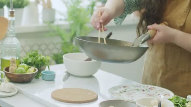 在餐桌上摆上菜盘的陶瓷盘上 用筷子在围裙上享用美味的传统亚洲泡面的真实时间 — 图库视频影像