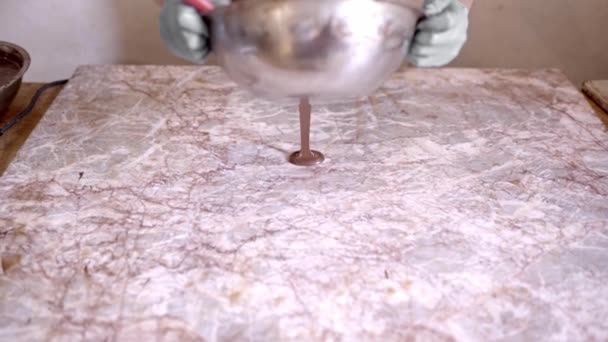 Geschnitten Unkenntliche Person Gießt Flüssige Schokolade Aus Schüssel Auf Marmorplatte — Stockvideo