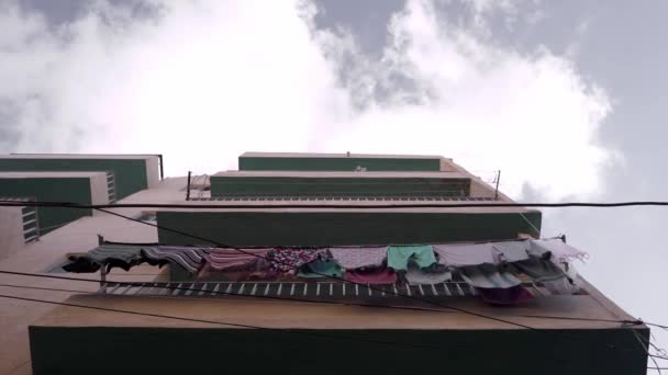 从挂在黎巴嫩多云蓝天下的公寓大楼阳台上的晾衣绳上的衣服看 — 图库视频影像