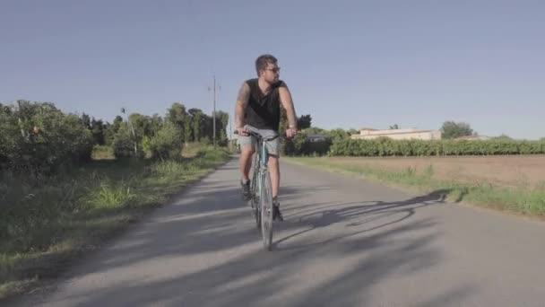Чоловік Їде Велосипеді Сільській Дорозі Концепція Сільської Місцевості — стокове відео