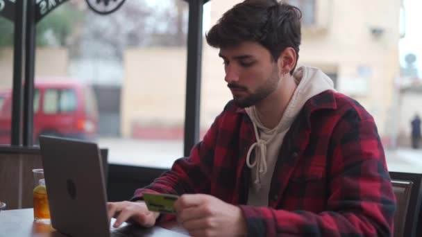 Pria Berjanggut Serius Dengan Kartu Kredit Membuat Pembelian Online Melalui — Stok Video