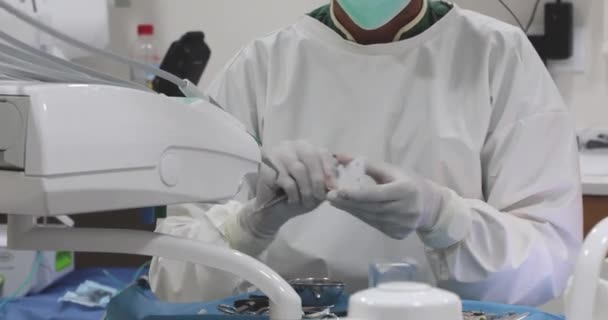 マスクと均一なアンパッキング歯科ツールの専門歯科医と診療所で患者を操作 — ストック動画