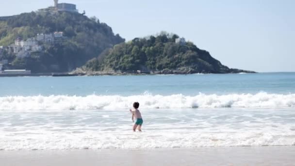 Cuerpo Completo Niño Alegre Saltando Sobre Mar Ondeando Resort Tropical — Vídeo de stock