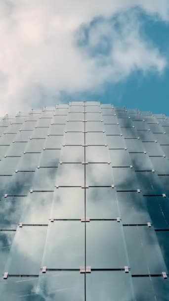 Zdola Exteriér Moderního Mrakodrapu Šedými Geometrickými Zdmi Proti Modré Obloze — Stock video