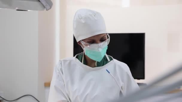Dokter Gigi Bertopeng Dan Pasien Berseragam Yang Terbaring Kursi Gigi — Stok Video