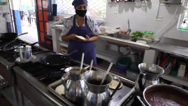 Vuxen Koncentrerad Kvinnlig Kock Förkläde Och Mask Matlagning Läckra Vete — Stockvideo