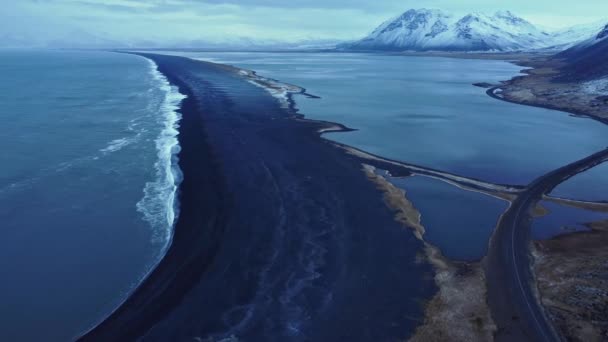 Lélegzetelállító Drón Kilátás Fekete Vulkanikus Strand Közelében Található Havas Hegyek — Stock videók