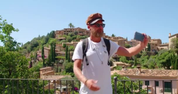 Neşeli Hippi Sakallı Şık Güneş Gözlüklü Şapkalı Turist Yaz Gezisi — Stok video