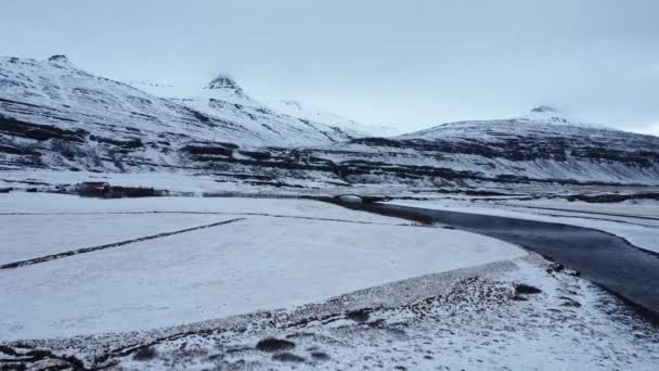 Γραφική Θέα Drone Της Γέφυρας Διάβαση Ήρεμη Λίμνη Κοντά Χιονισμένο — Αρχείο Βίντεο