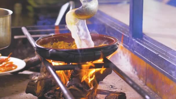 Cocine Sin Rostro Cámara Lenta Verter Caldo Cucharón Metal Sartén — Vídeo de stock