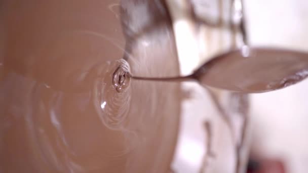 Gesmolten Vloeibare Chocolade Gieten Kom — Stockvideo
