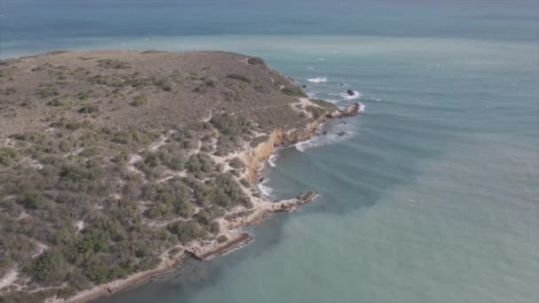 Vista Deslumbrante Drones Ondas Espumosas Mar Azul Poderoso Batendo Penhascos — Vídeo de Stock