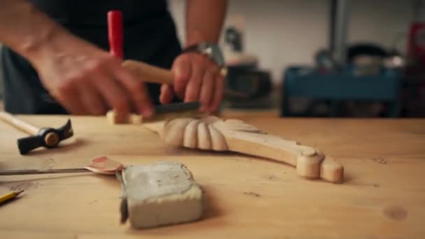 Handwerker Polieren Dekorative Geschnitzte Holzformen Mit Schleifpapier Während Der Arbeit — Stockvideo