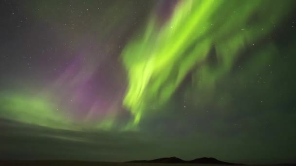 ノルウェーの冬の暗い空を照らす緑のノーザンライトの壮大な景色 — ストック動画