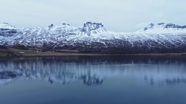 Dech Beroucí Scenérie Skalnatých Hor Pokrytých Sněhem Blízkosti Jezera Proti — Stock video