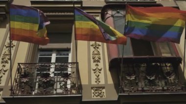Şehrin sokaklarındaki lgbtq bayraklarının manzaralı görüntüleri