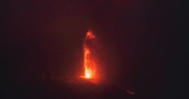 Bir volkanın tam görüntüsü kraterden sıcak lav ve magma püskürterek siyah duman bulutları ve ikincil bir koniden magma akışı oluşturur. Cumbre Vieja volkanik patlaması La Palma Kanarya Adaları, İspanya, 2021