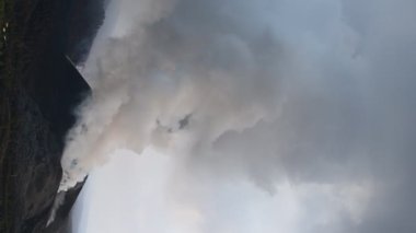 Volkanik Cumbre Vieja volkanının La Palma Adası 'nda yoğun dumanla kaplandığı nefes kesici dağ manzarası.