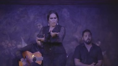 cuadro flamenko dansçıları sahnede