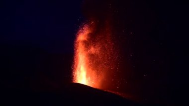 Geceleri kraterden sıcak lav ve magma fışkırıyor. Cumbre Vieja volkanik patlaması La Palma Kanarya Adaları, İspanya, 2021