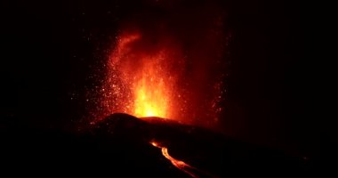 Geceleri kraterden sıcak lav ve magma fışkırıyor. Cumbre Vieja volkanik patlaması La Palma Kanarya Adaları, İspanya, 2021