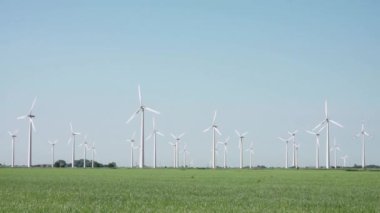Gündüz rüzgar türbinleri çiftliğinin manzaralı görüntüsü