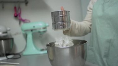 Kekler için malzemeleri karıştırıyorum. 