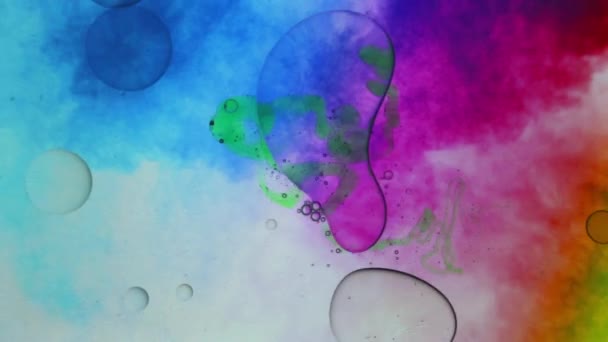 Abstrakt Blandning Färger Med Rörlig Transparent Klart Vatten Bubblor — Stockvideo
