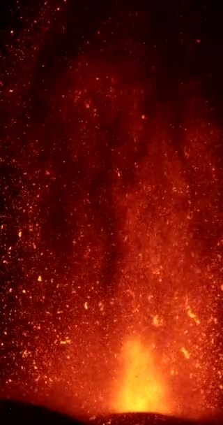 火山的特写从火山口喷出炽热的熔岩和岩浆 喷出黑烟 2021年西班牙拉帕尔马加那利群岛的Cumbre Vieja火山爆发 — 图库视频影像