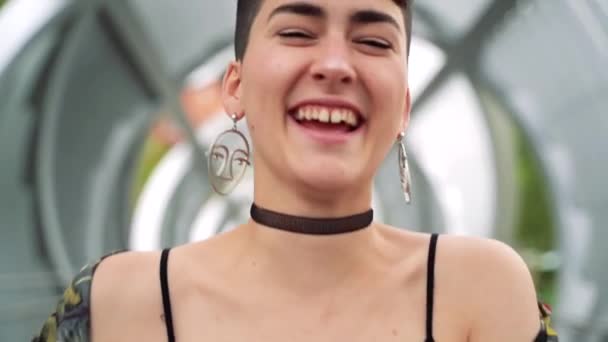 Mooie Jonge Vrouw Met Tatoeages Poseren Stad — Stockvideo