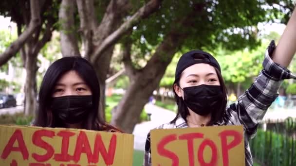 Ethnische Frauen Masken Mit Plakaten Die Auf Der Straße Gegen — Stockvideo