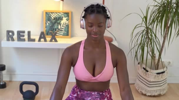 Uvolněné Afroameričanky Sedící Lotusu Pózují Poslouchají Mediaci Sluchátkách Při Cvičení — Stock video