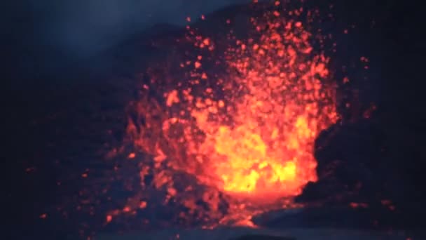 Κοντινό Μάγμα Σπινθήρες Έξω Από Την Ηφαιστειακή Τρύπα Στην Ισλανδία — Αρχείο Βίντεο