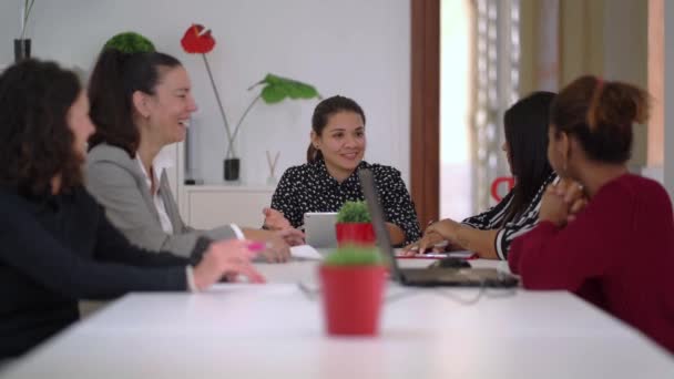 Sonrientes Compañeras Trabajo Multiétnicas Sentadas Mesa Con Papeles Computadoras Portátiles — Vídeo de stock