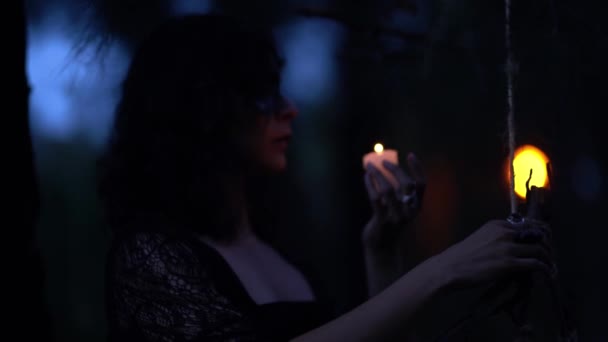 Gece Ormanında Mumlu Güzel Cadı Fantezi Kızı — Stok video