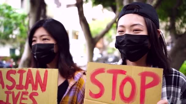 Des Femmes Ethniques Masquées Portant Des Affiches Protestant Contre Racisme — Video