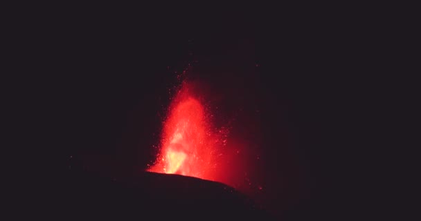Bir Volkanın Tam Görüntüsü Kraterden Sıcak Lav Magma Püskürterek Siyah — Stok video