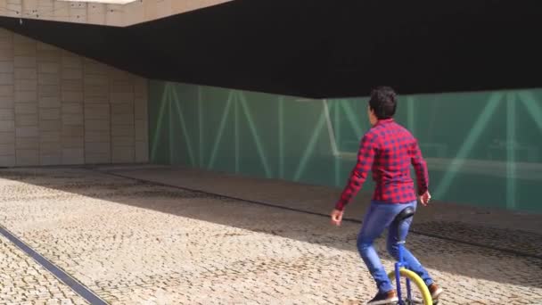 Hombre Montando Monociclo Durante Día — Vídeos de Stock