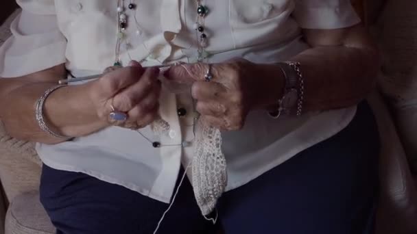 古い女性は手の近くに編む — ストック動画