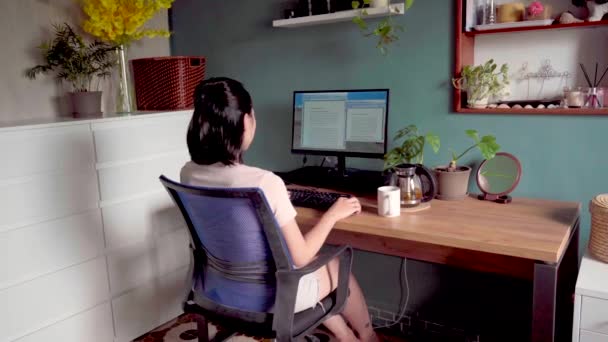 Boční Pohled Šťastný Asijské Ženy Volné Noze Čtení Dokumentů Monitoru — Stock video