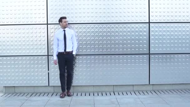 Imprenditore Maschio Sicuro Abbigliamento Formale Con Mani Tasca Guardando Lontano — Video Stock