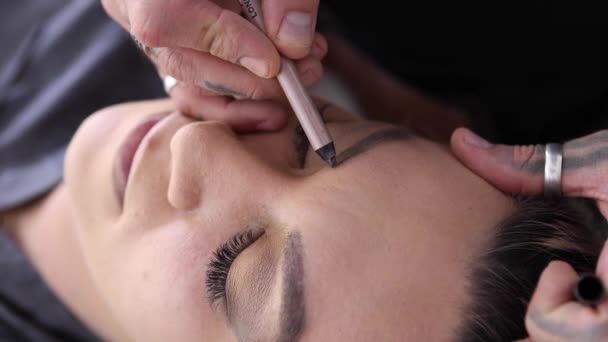 Primer Plano Artista Maquillaje Cultivos Con Manos Tatuadas Dibujando Cejas — Vídeo de stock