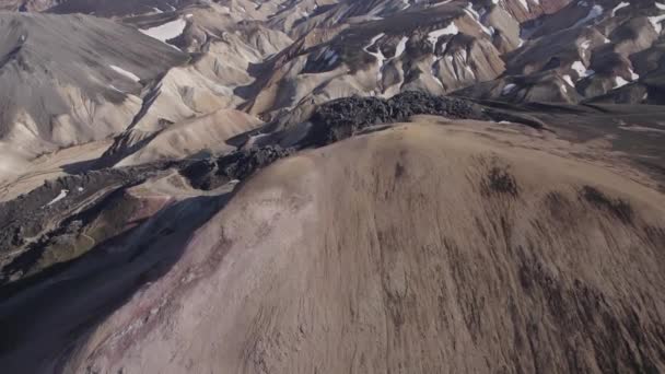 Horní Části Vpravo Drone Pohled Úzkou Zakřivenou Řeku Tekoucí Písku — Stock video